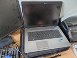 un ordinateur portable posé sur un bureau, à côté d'un écran d'ordinateur