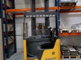 un chariot élévateur dans un entrepôt rempli de rayonnages et de cartons