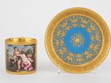 une assiette et une tasse posées l'une à côté de l'autre sur une table