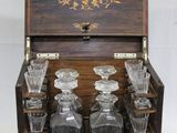 une boîte en bois contenant un service de verres