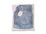 La chemise bleue est emballée dans du plastique et porte une étiquette