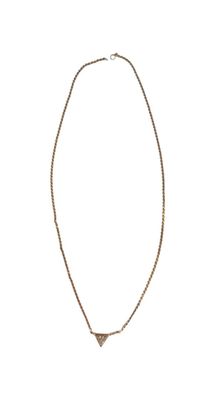 un collier en or avec un pendentif en forme de triangle au bout d'une chaîne