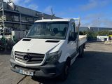 une camionnette blanche garée dans un parking