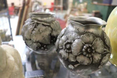 trois vases posés sur une table en verre