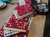 une table sur laquelle se trouvent plusieurs boutons