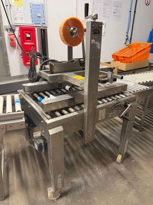 une photo d'un tapis roulant dans une usine