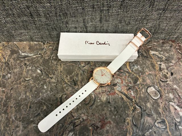 PIERRE CARDIN – Montre de dame, bracelet réglable blanc. Dans sa ...