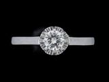 gros plan d'une bague en diamant sur fond noir