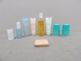 de nombreux types de produits de soins de la peau sur la table