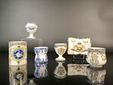 de nombreux types de vases et de coupes sur la table