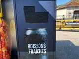 une boîte sur laquelle est représentée une pizza, à côté d'une poubelle