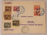 une vieille carte postale sur laquelle sont collés de nombreux timbres