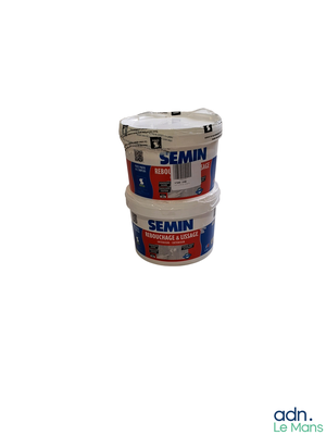trois seaux de peinture blanche « Semin » empilés les uns sur les autres