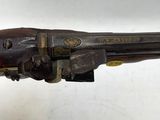 un vieux pistolet que quelqu'un tient dans la main
