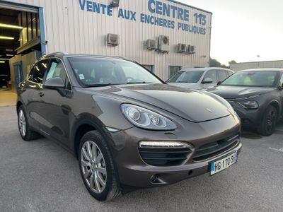 La Porsche Cayenne est garée devant un immeuble