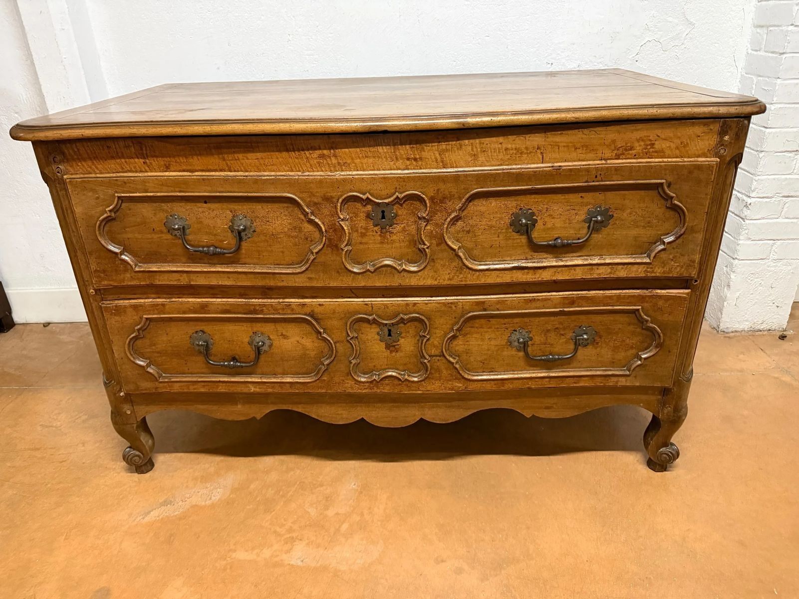 COMMODE PANTALONNIERE en noyer ouvrant par 2 tiroirs.