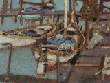 une peinture représentant un bateau sur l'eau, avec un quai en arrière-plan