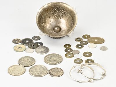 un lot de pièces de monnaie posées sur une table