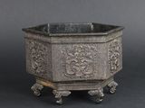 une jardinière en argent ornée d'un motif de dragon