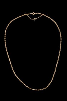 un collier en or sur fond noir