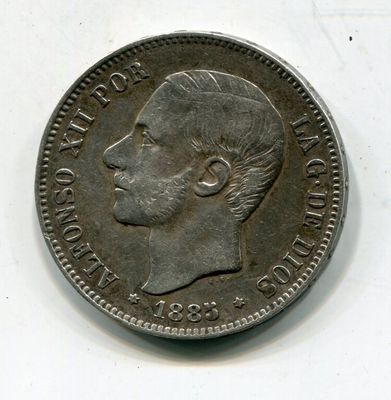 une vieille pièce de monnaie avec un visage d'homme sur une surface blanche