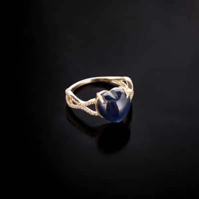 Bague en or 14k (585e) ornée d'un cabochon de saphir chauffé…
