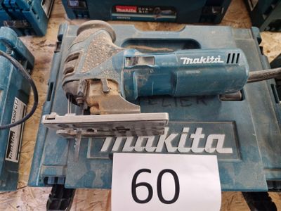 une machine bleue posée sur une table