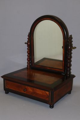 une photo d'une coiffeuse en bois surmontée d'un miroir