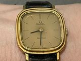 une montre en or au poignet d'une personne
