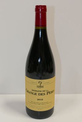 la bouteille de vin est posée sur la table à côté du mur