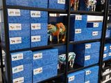 de nombreuses boîtes bleues sur les étagères du magasin