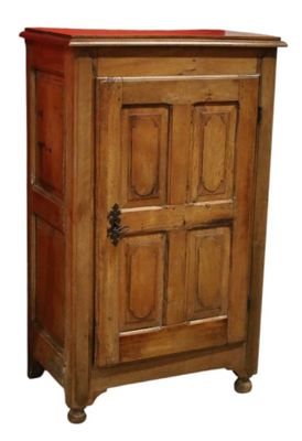 une armoire en bois à deux portes avec un plateau rouge