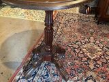 une photo d'une table en bois posée sur un tapis dans un salon
