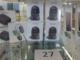 de nombreux articles exposés dans une vitrine de magasin