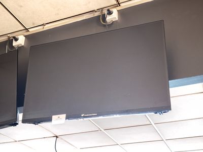 deux téléviseurs suspendus au plafond dans une pièce