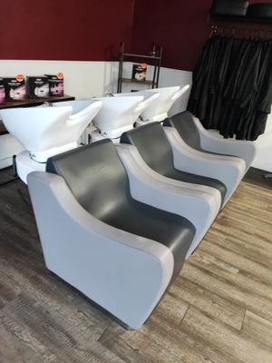une rangée de chaises dans un salon, équipées de lavabos