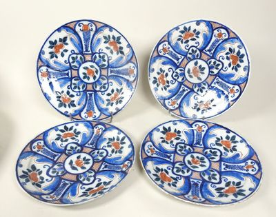 trois assiettes bleues et blanches ornées de motifs, posées sur une table