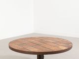 une table ronde en bois avec des pieds en métal et un plateau en bois