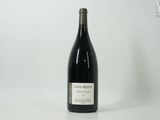 une bouteille de vin posée sur une table
