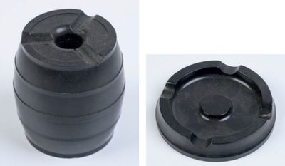 Deux cendriers en plastique noir dont un formant un tonneau