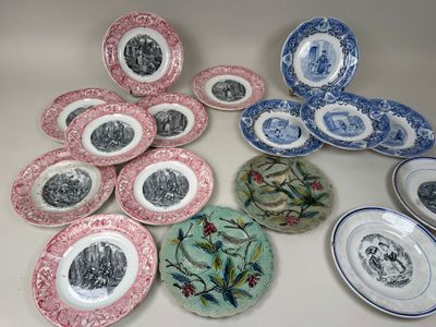 plusieurs assiettes à motifs différents sur une table