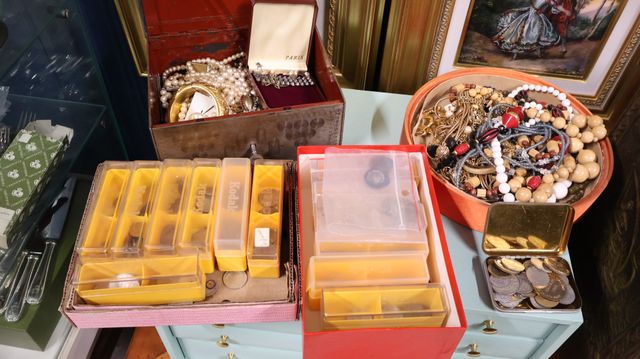 Lot de monnaies et bijoux fantaisies