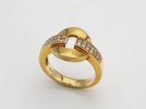 une bague en or avec des diamants sur fond blanc