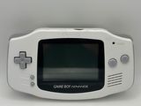 une image représentant une console Game Boy Advance blanche posée sur une surface blanche
