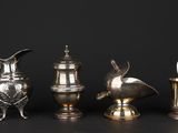 trois vases en argent et une cruche en argent sur fond noir