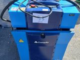 un gros plan d'une machine bleue surmontée d'un tuyau