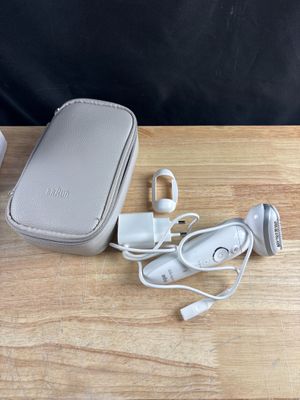 un sac contenant des écouteurs et un chargeur, posé sur une table