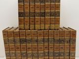 une pile de vieux livres posés les uns sur les autres