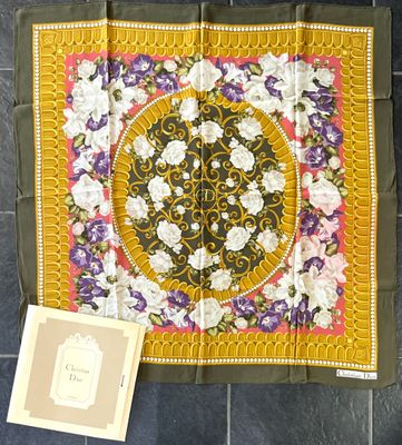 CHRISTIAN DIOR. Carré en twill de soie imprimée à décor flor…