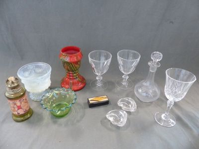 beaucoup d'objets en verre qui se trouvent sur la table